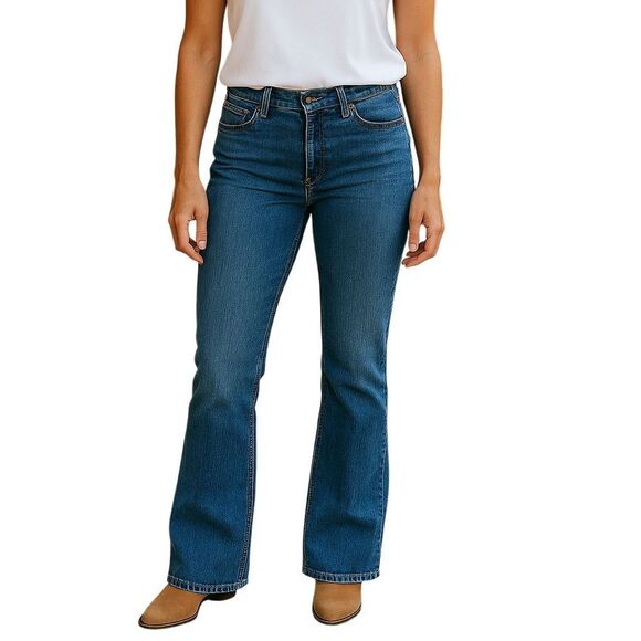 Levi’s Signature Women’s Low rise Bootcut Size 8 Short - Picture 1 of 9